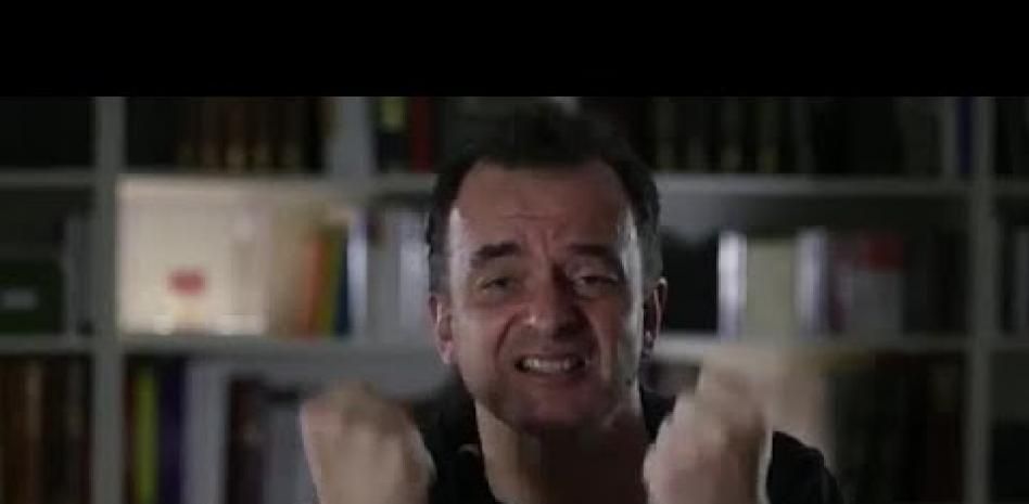 Alfred Bosch imita a Trias y Colau en un nuevo vídeo de campaña