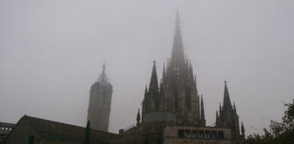 La niebla provoca retrasos y desvío de vuelos en el aeropuerto de El Prat hasta mediodía