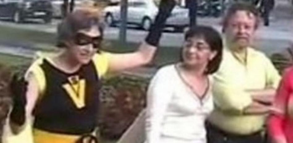 Colau irrumpió en 2007 en un mitin de ICV disfrazada de heroína