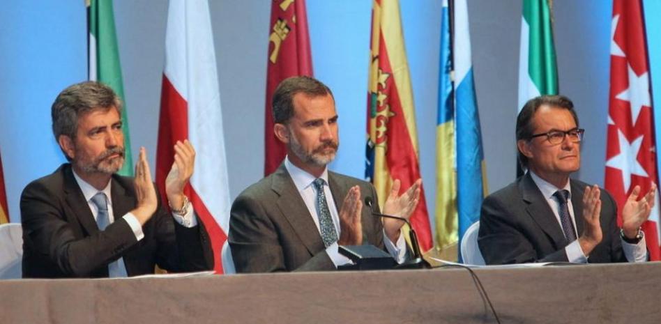 El Rey dice, delante de Mas, que "respetar la ley no es una alternativa"