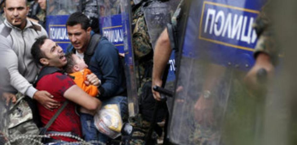 Macedonia se ve obligada a abrir la frontera a cientos de inmigrantes