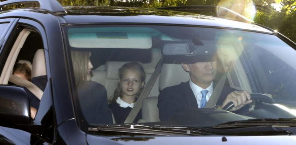 Los Reyes acompañan a la Princesa Leonor y su hermana el primer día de clase