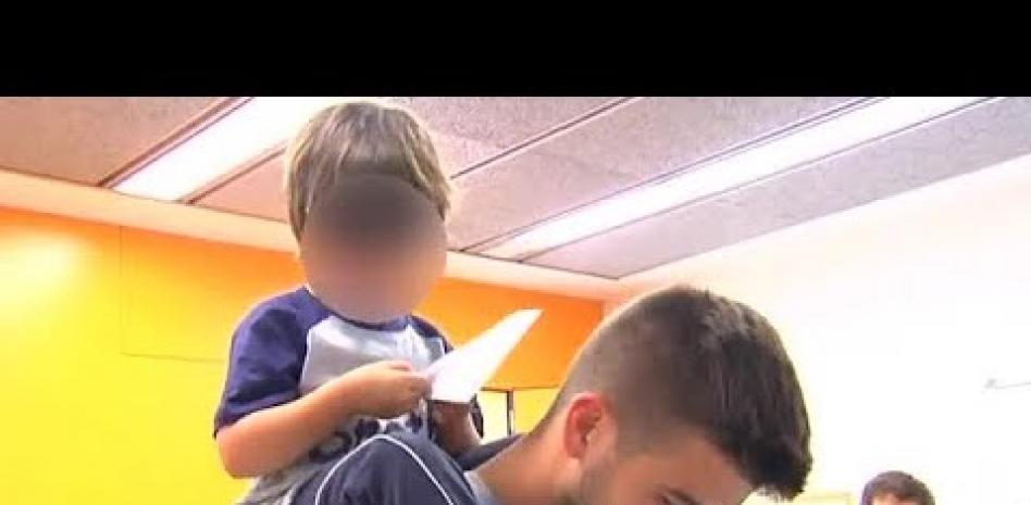 Piqué vota junto a su hijo Milan en las elecciones catalanas