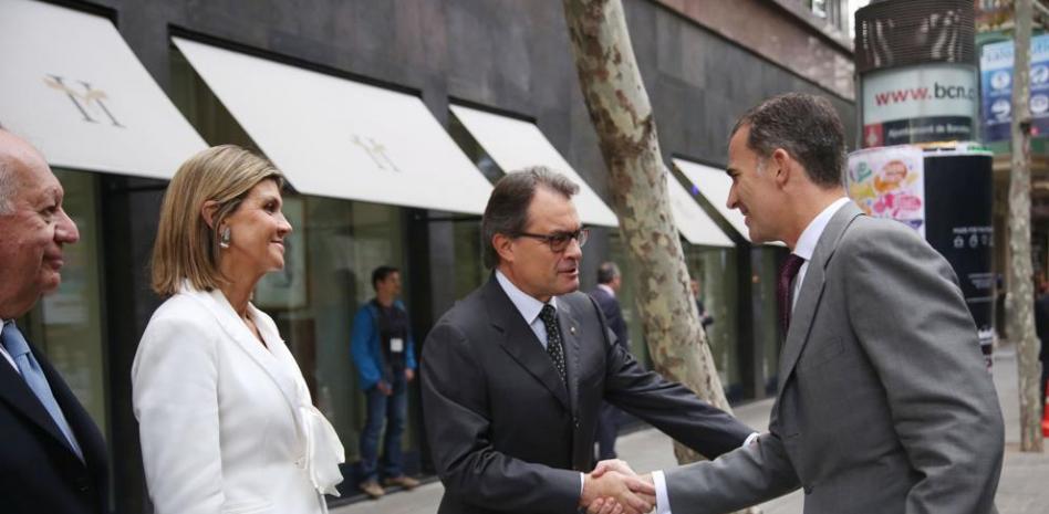 Primer apretón de manos entre el Rey y Mas tras el 27S