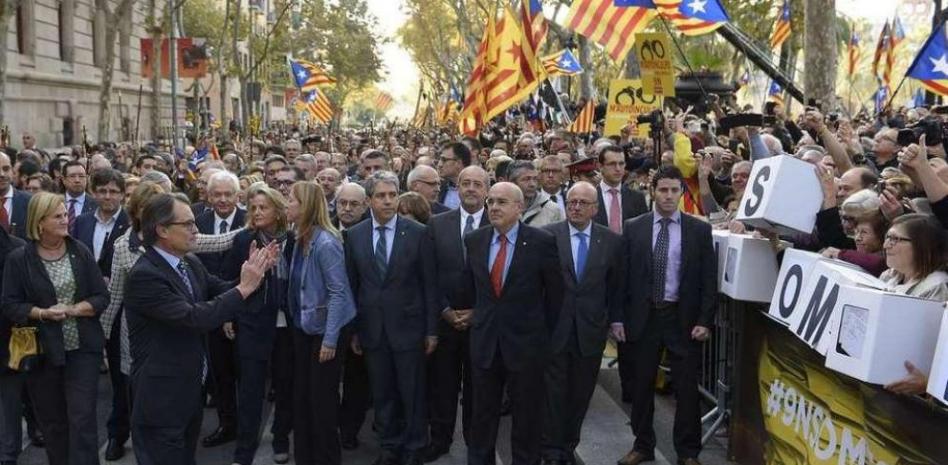 Mas entra en el TSJC entre gritos de independencia