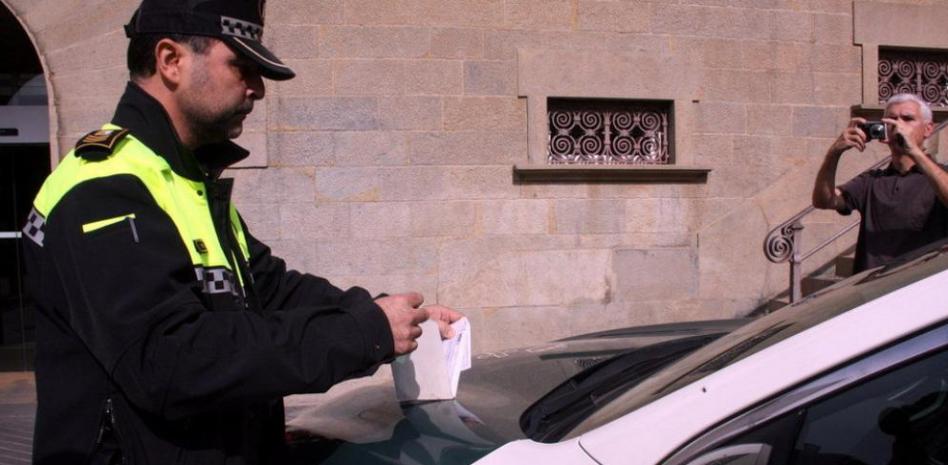 La Policía Local de Olot multa a un coche de la Guardia Civil mientras registra el Ayuntamiento