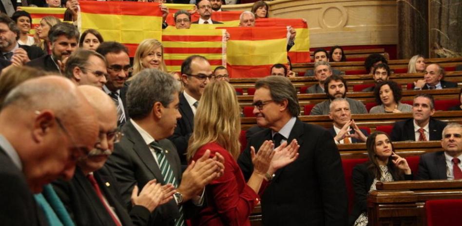 El Parlament aprueba la moción de inicio de ruptura con España