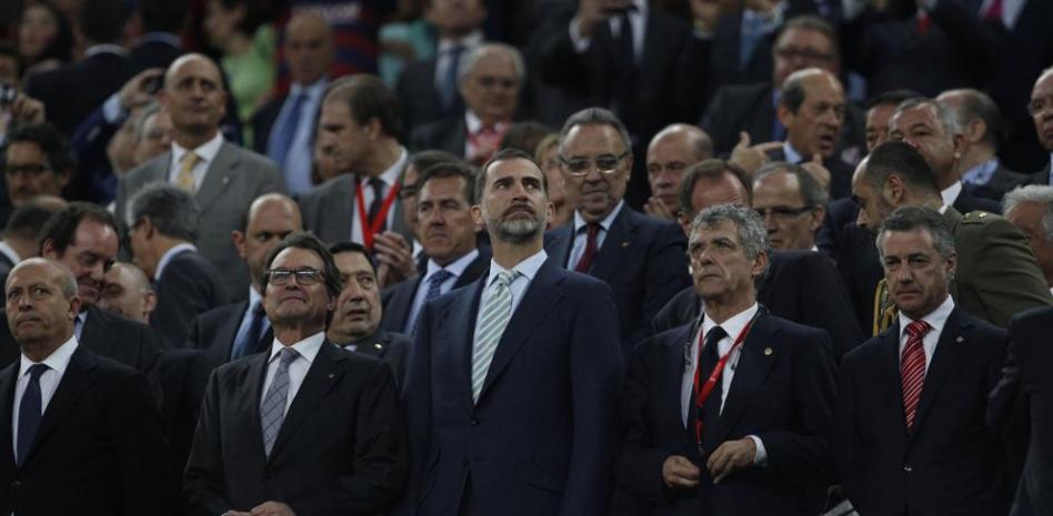 Monumental pitada al himno en la final de Copa