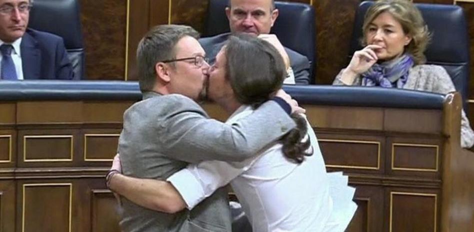 El beso de Pablo Iglesias y Xavier Domènech incendia las redes sociales