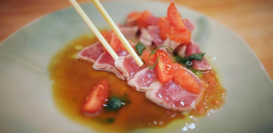 Tataki de atún con tomate rallado