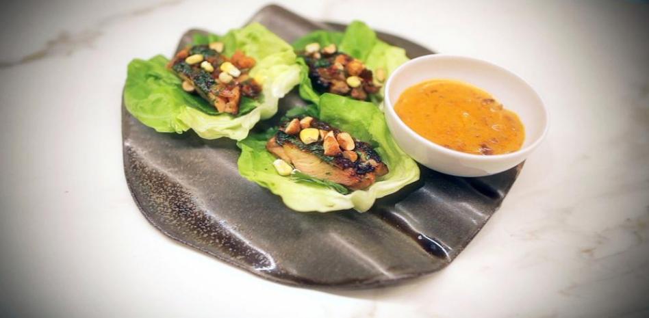 Tacos de pollo marinados con salsa satay