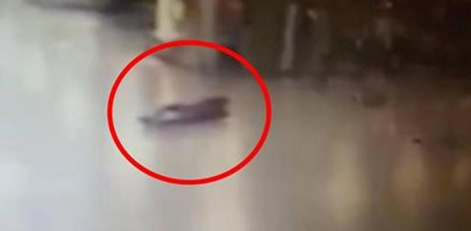 Vídeo: Un policía se enfrenta a uno de los terroristas de Estambul pero no logra evitar que active la bomba 