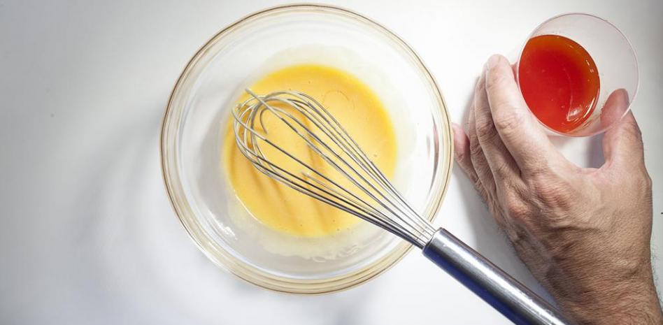 Cómo preparar una salsa holandesa en tres sencillos pasos