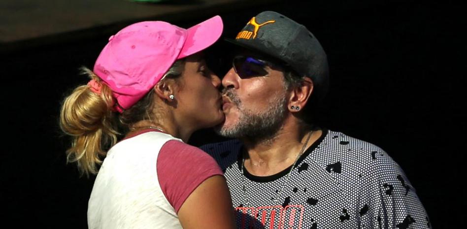 La policía interroga a Maradona por una presunta agresión a su pareja