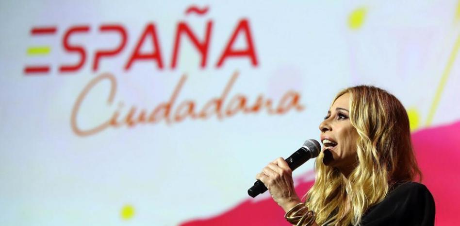 El vídeo de Marta Sánchez emocionada cantando el himno nacional en un acto de Ciudadanos