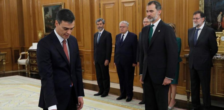 Arranca el mandato de Sánchez tras prometer su cargo ante el Rey, sin Biblia y con Rajoy
