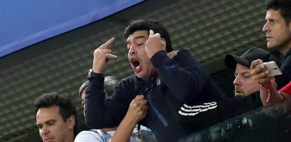 Maradona celebra el segundo gol de Argentina con una peineta