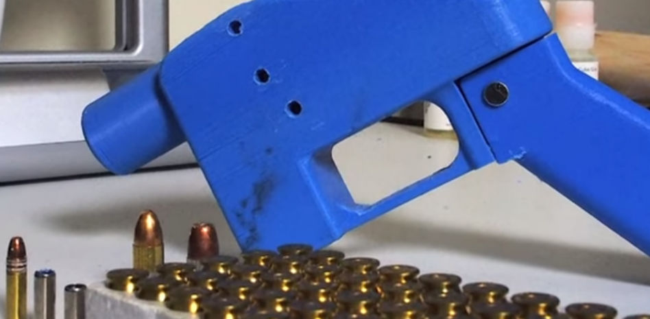 Un estudiante fabrica una pistola con una impresora 3D