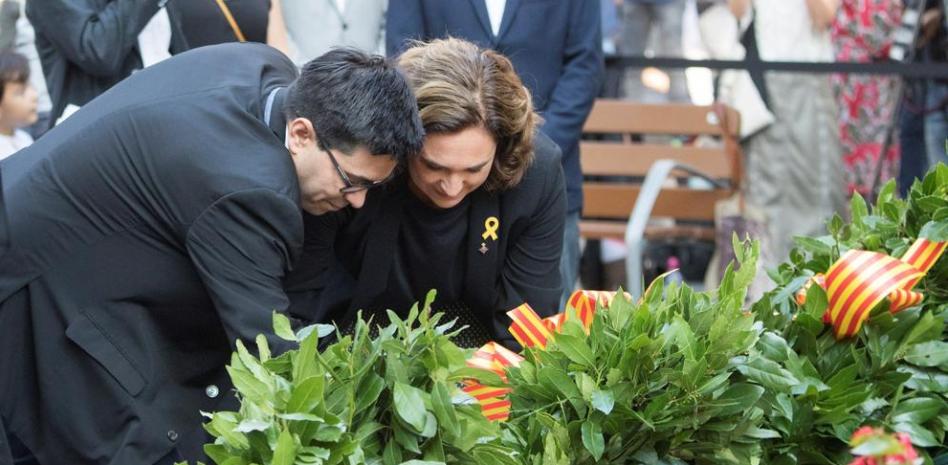 Diada 2018: Ada Colau aparece con un lazo amarillo en la ofrenda a Rafael Casanova