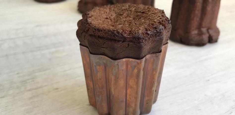 Prepara ‘cannelés’ de chocolate como un auténtico francés
