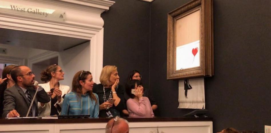 Un Banksy se autodestruye tras venderse por 1,18 millones en una subasta
