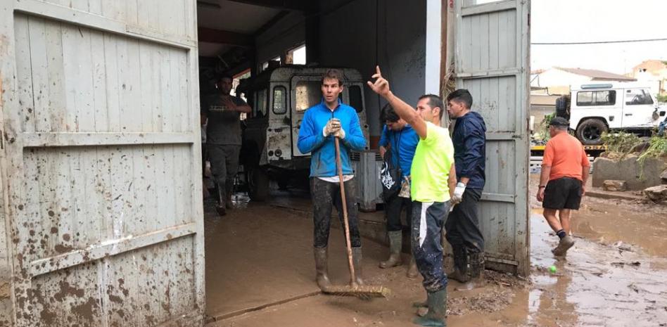 Rafa Nadal ayudando tras las inundaciones en Mallorca