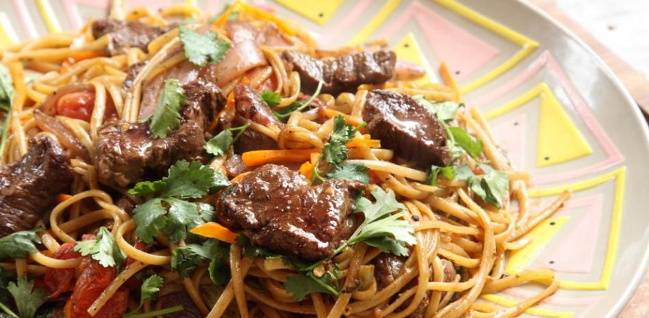 Cómo preparar ‘tallarines saltados’ al estilo criollo