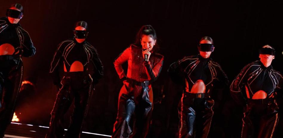 Rosalía deslumbra en su actuación en los MTV EMAS