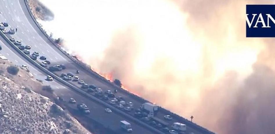 California: Las impactantes imágenes aéreas del fuego acercándose a la autopista de Simi Valley