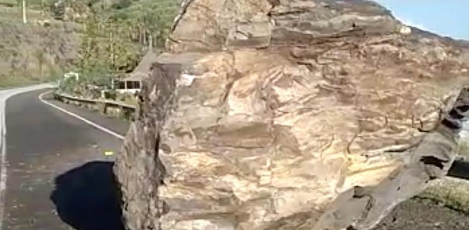 Una enorme roca en plena carretera de Málaga corta el tráfico