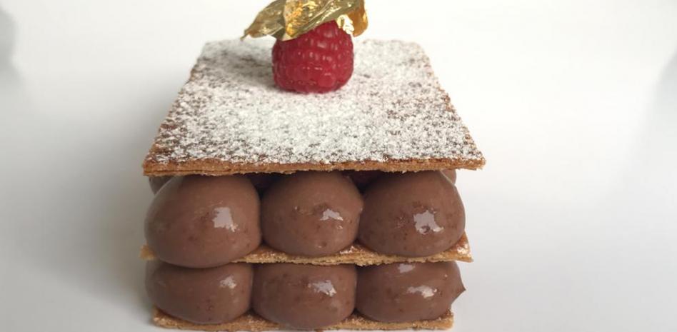 Así se prepara un milhojas con cremoso de chocolate