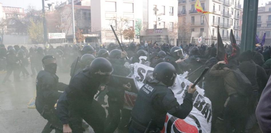 Un detenido en las protestas contra el acto apoyado por VOX en Girona