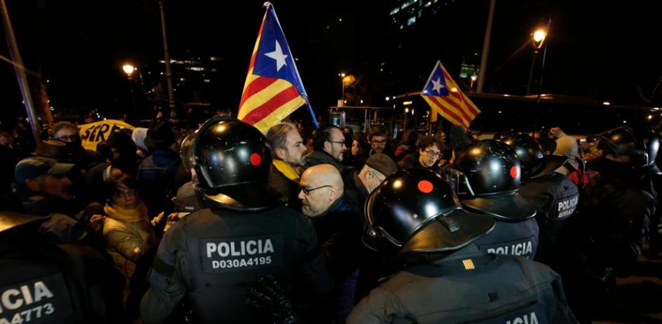 Manifestantes cortan la Diagonal tras la reunión entre Sánchez y Torra