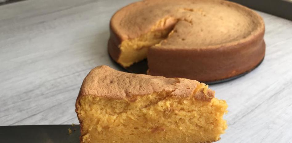 Así se prepara un pastel esponjoso de queso curado y calabaza