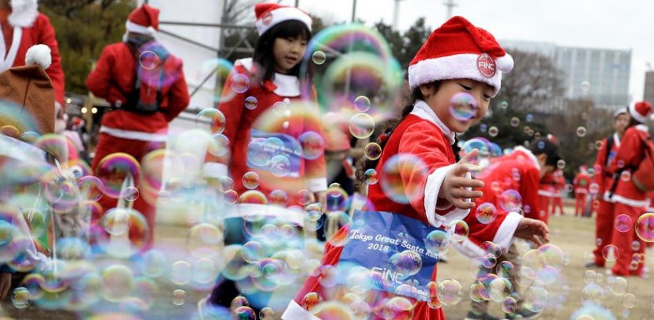 Miles de personas participan en Japón en una carrera temática de Navidad
