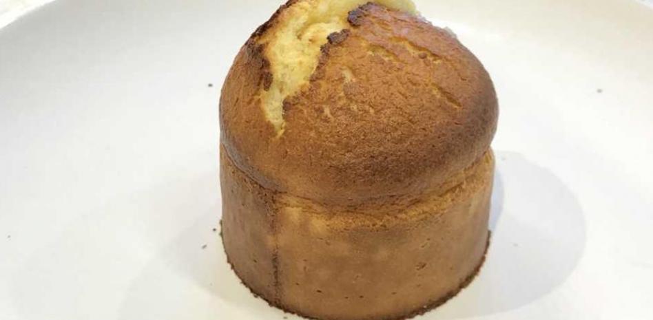 Aprende a preparar esta magdalena rellena de chocolate blanco y negro