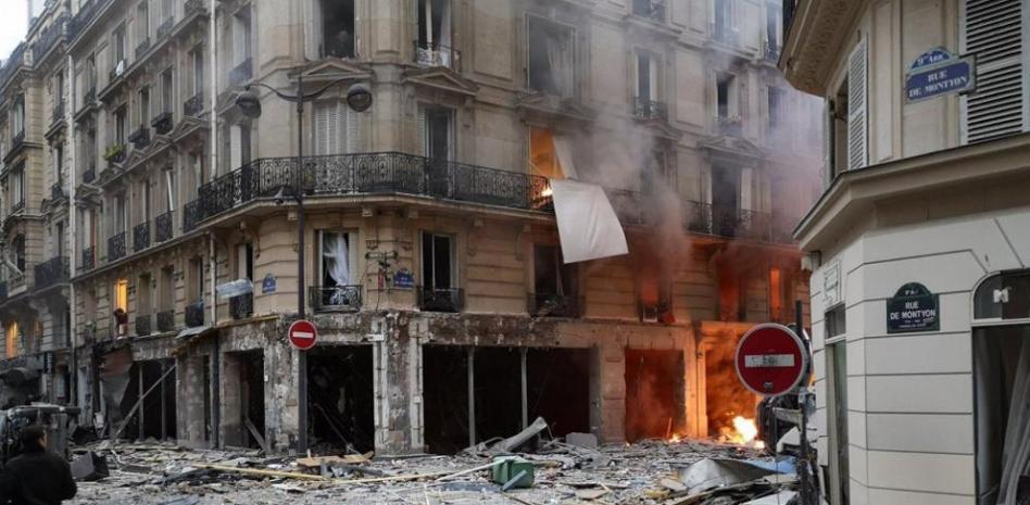 Escenario de guerra en París tras una fuerte explosión de gas en una panadería