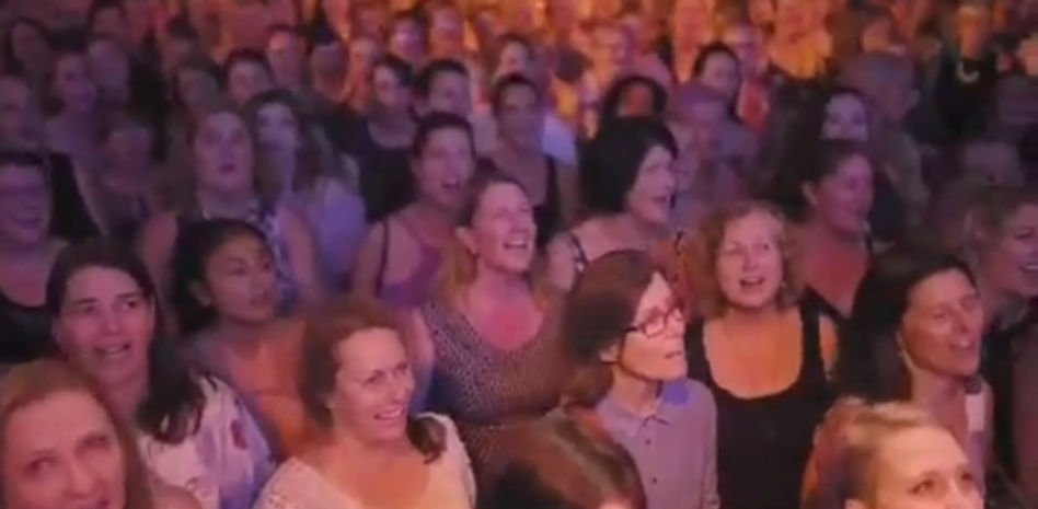 Así suenan 1.500 personas encerradas en un bar cantando a la vez por Backstreet Boys