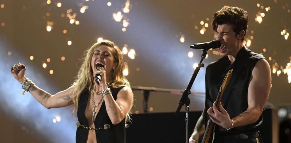Miley Cyrus y Shawn Mendes brillan a dúo en los Grammys 