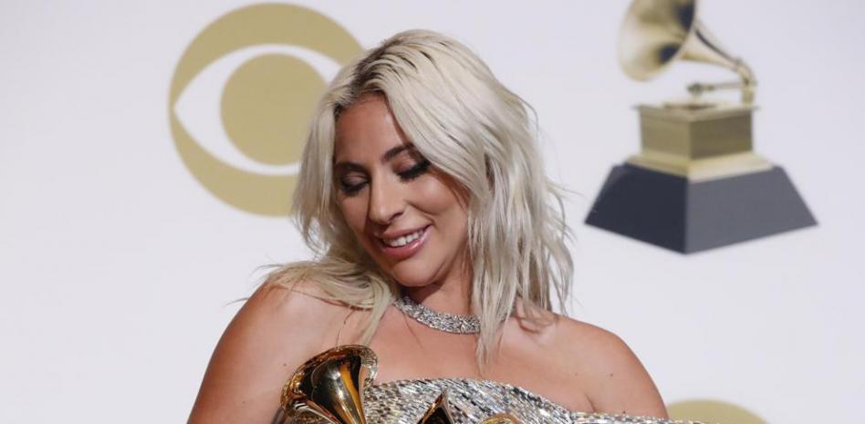 Los artistas latinos brillan en la alfombra roja de los Grammys