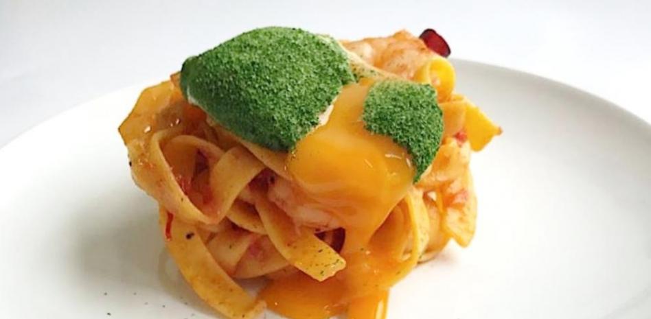 Así se prepara una pasta fresca con gambitas, guindilla y huevo
