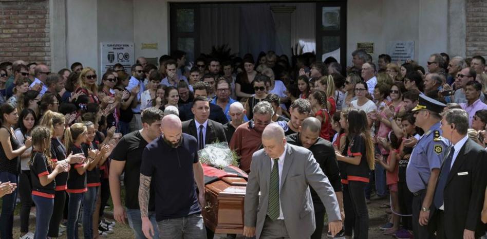 El cuerpo del futbolista Emiliano Sala, trasladado al crematorio en Santa Fe