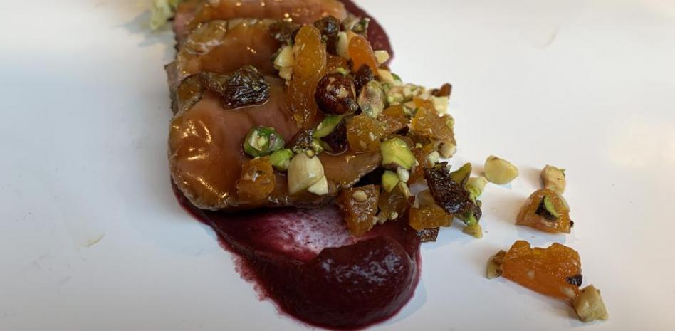 Así se prepara un puré de berenjena ahumada y remolacha