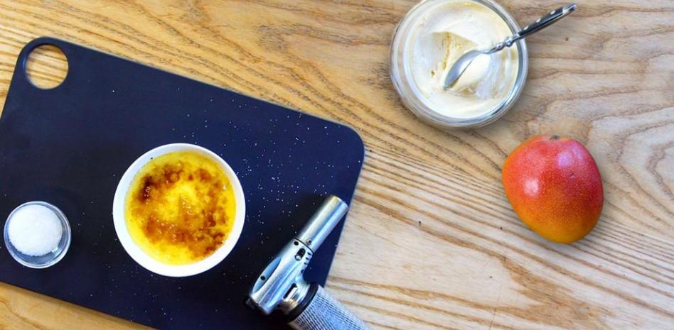 Preparar estas natillas caramelizadas de mango es ‘Así de fácil’