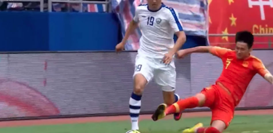 La escalofriante entrada de un jugador chino