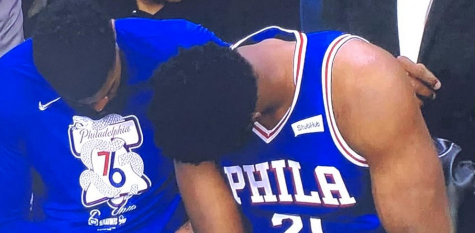 Joel Embiid será sancionado por mirar un móvil en pleno partido de playoffs de la NBA