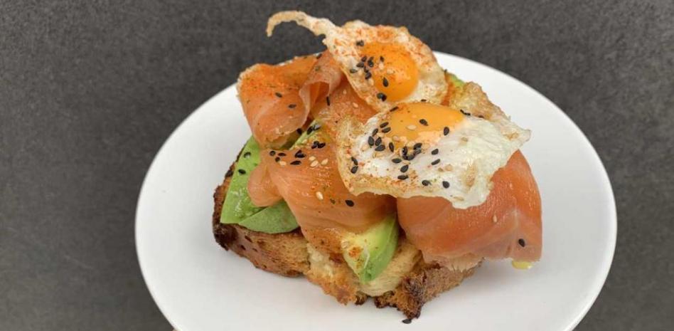 Cómo preparar este brioche con salmón ahumado, aguacate y huevo de codorniz