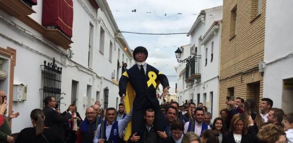 Coripe quema un Judas que representa a Carles Puigdemont