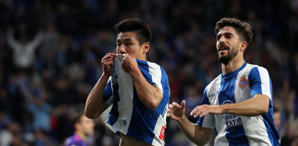 Wu Lei ya besa el escudo del Espanyol