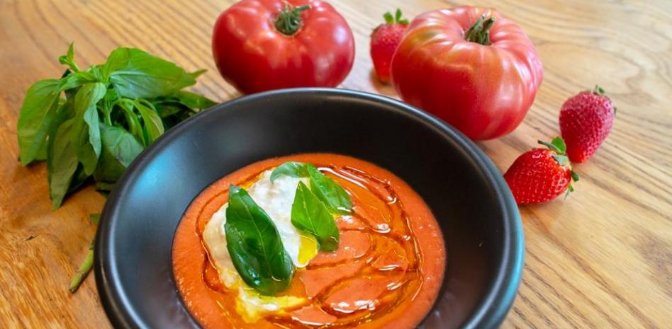 Preparar este delicioso gazpacho con tomate y fresones es ‘Así de fácil’